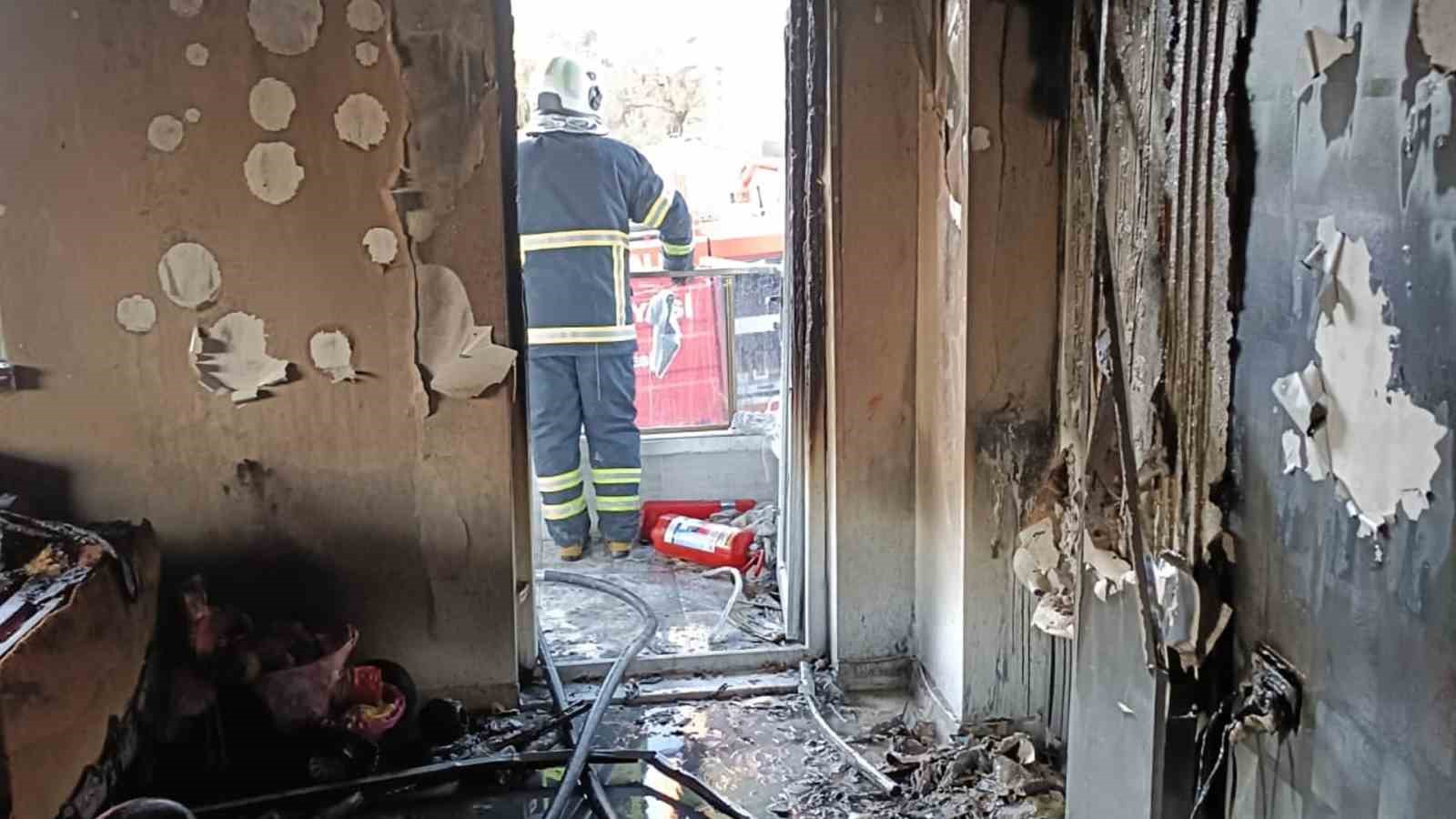 Şarja takılı telefon bataryası patladı, evde yangın çıktı: 8 kişi dumandan etkilendi 
