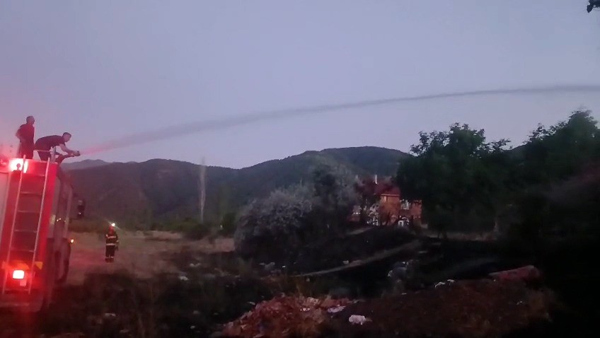 Alevler tarlayı sardı, ekipler eve sıçramasını önledi 