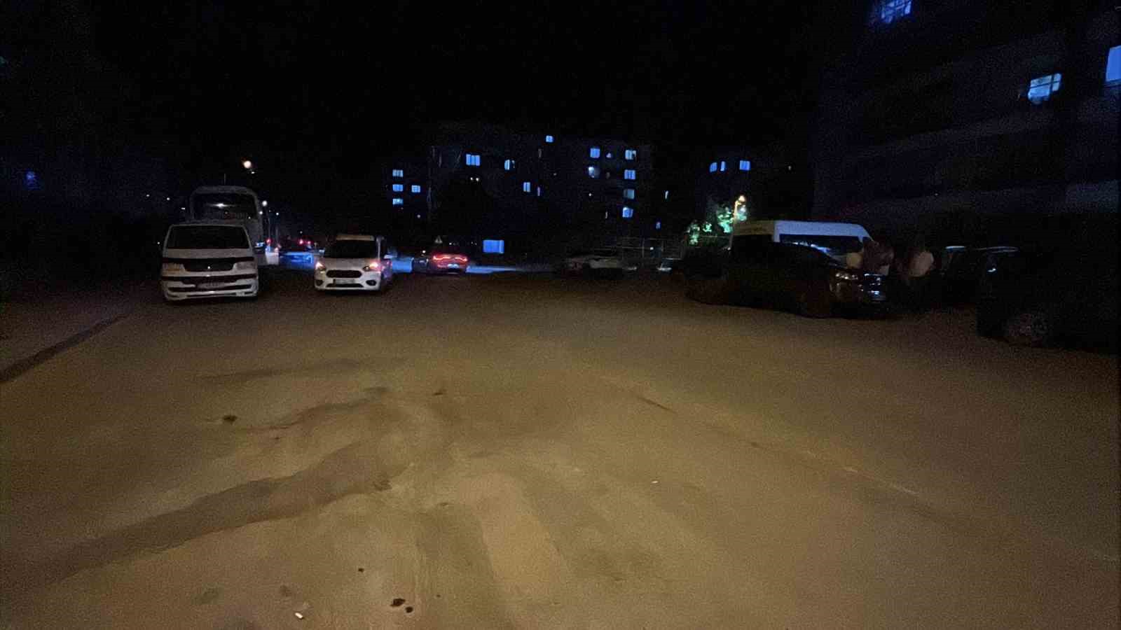 Tartışıp kovaladığı kişiyi bıçaklayıp kaçtı