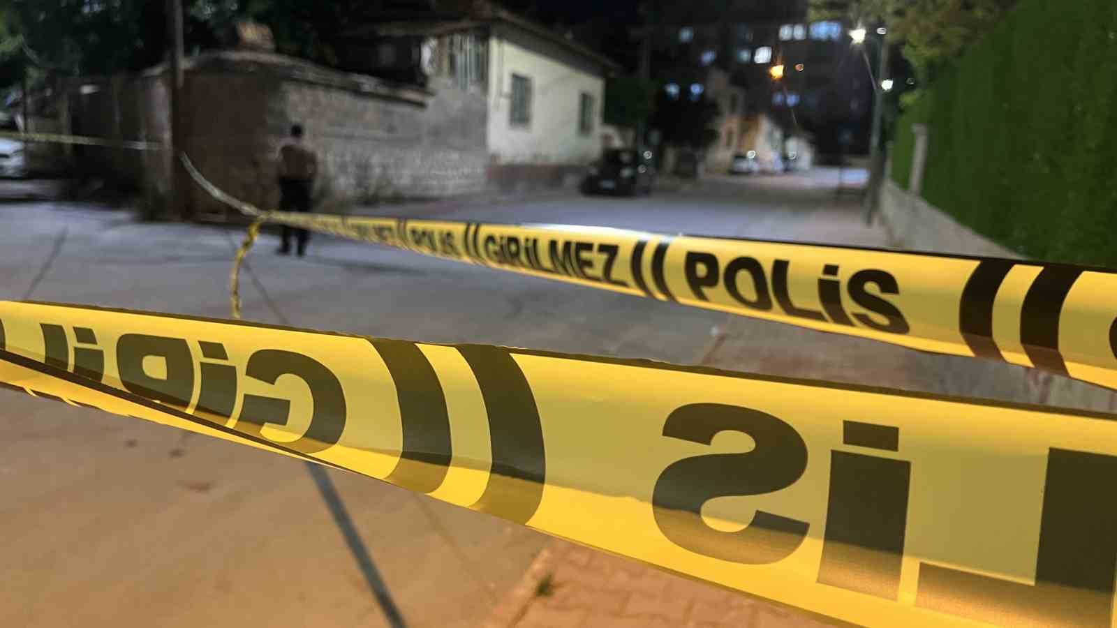 Tartışıp kovaladığı kişiyi bıçaklayıp kaçtı 