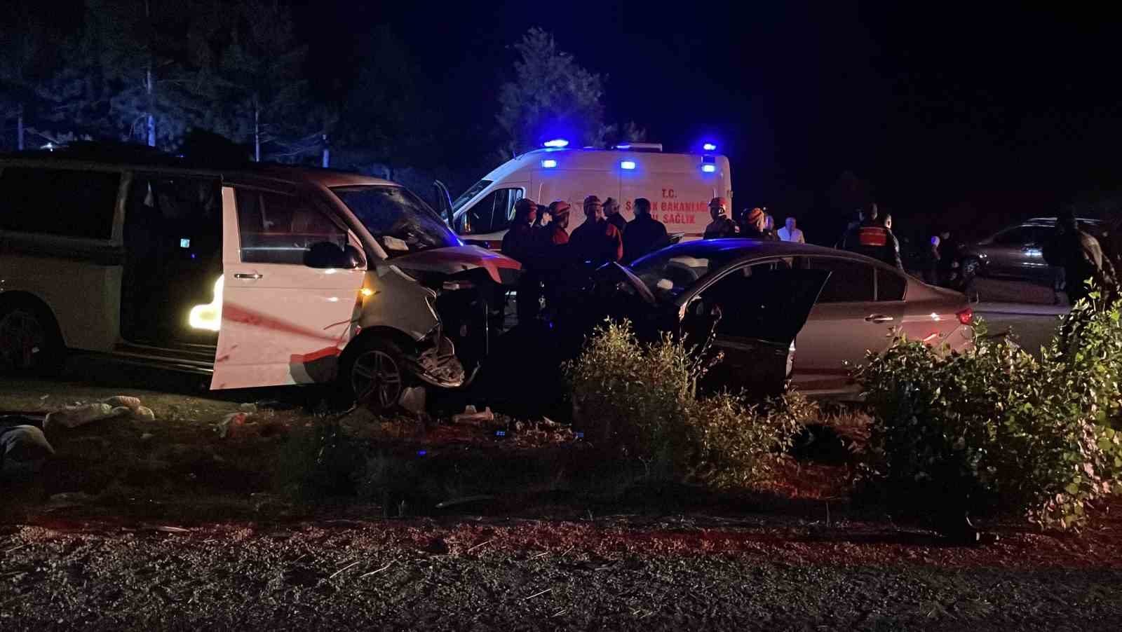 Sivas’ta ters yöne giren minibüs otomobille çarpıştı: 1 ölü, 8 yaralı