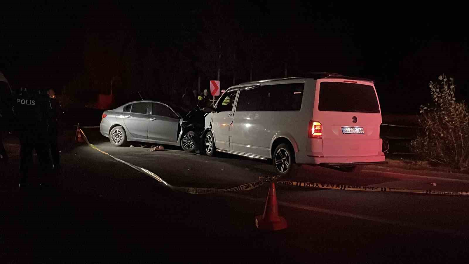 Sivas’ta ters yöne giren minibüs otomobille çarpıştı: 1 ölü, 8 yaralı 