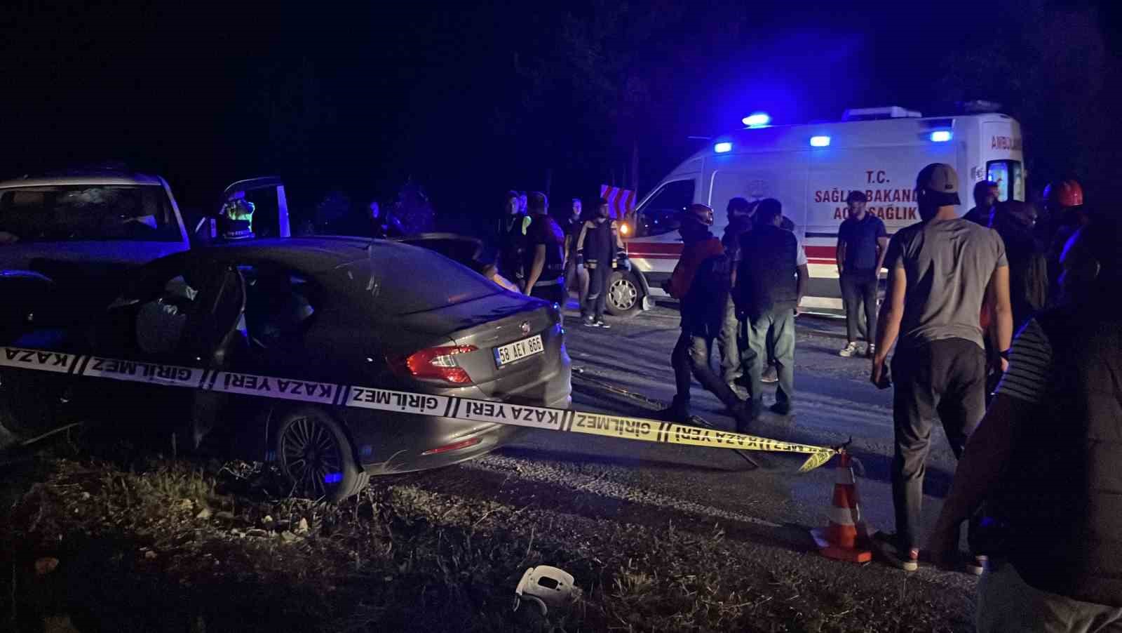 Sivas’ta ters yöne giren minibüs otomobille çarpıştı: 1 ölü, 8 yaralı 