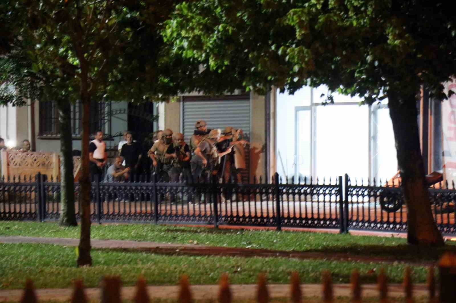 Hakkında yakalama kararı olan şahıs polise ateş açıp dükkana saklandı: Yaralı halde 6 saat direndi 