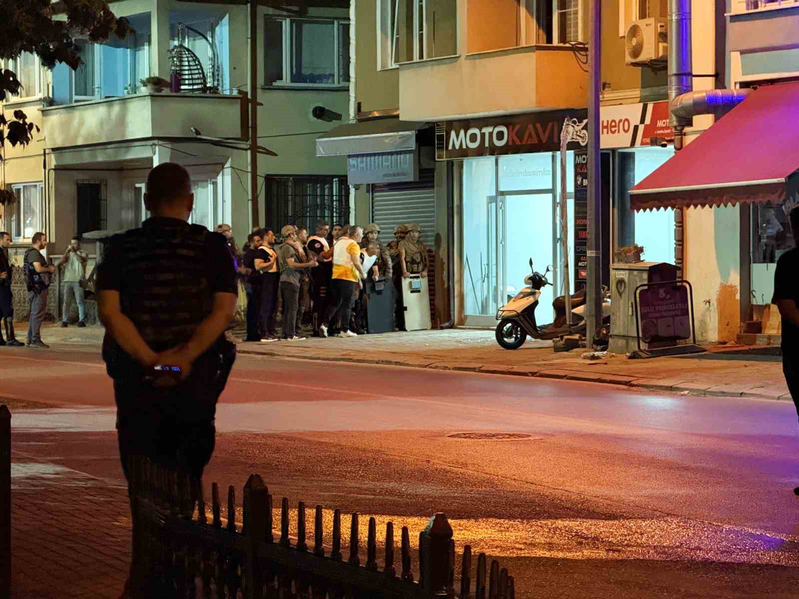 Hakkında yakalama kararı olan şahıs polise ateş açıp dükkana saklandı: Yaralı halde 6 saat direndi 
