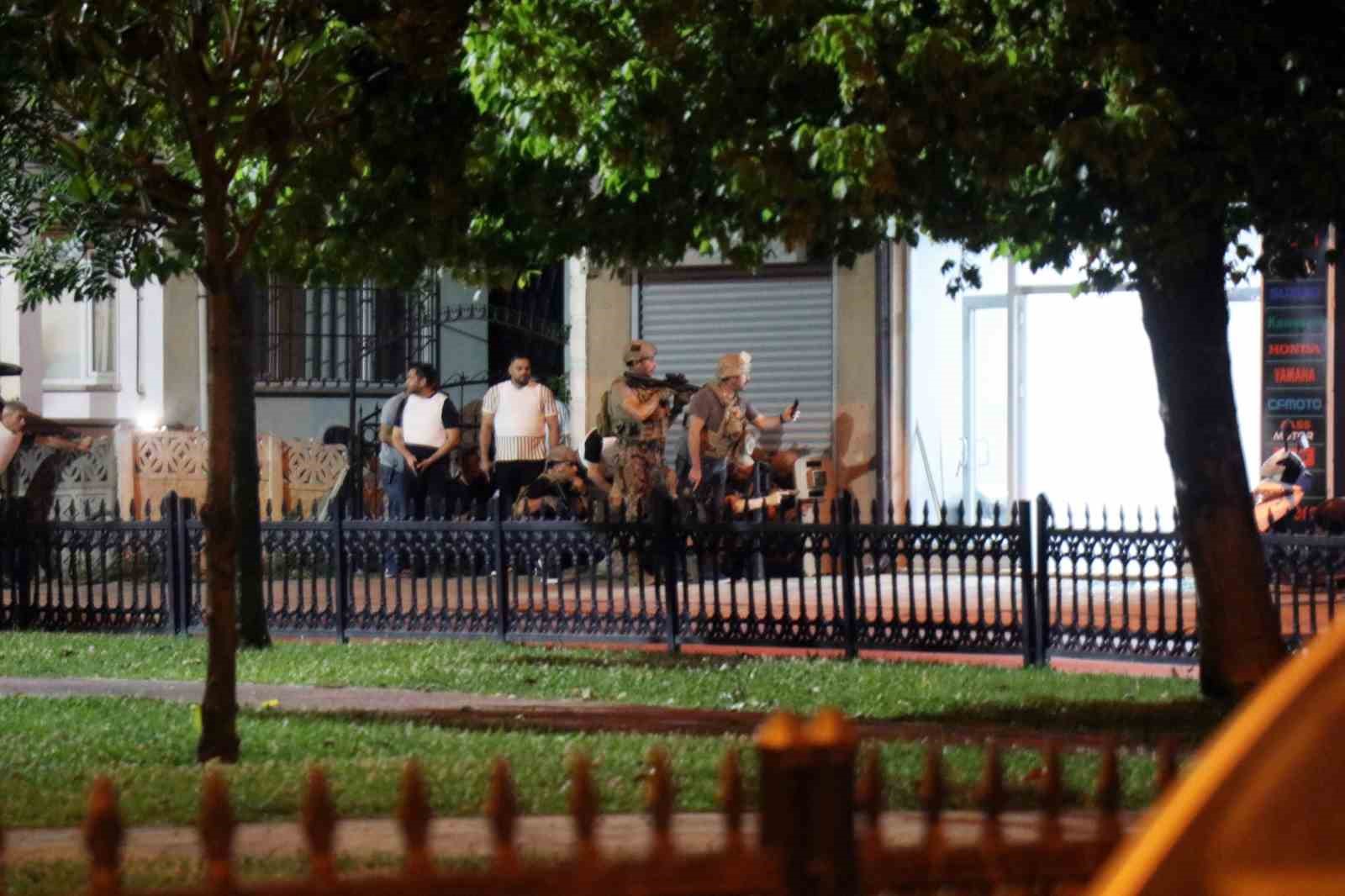 Hakkında yakalama kararı olan şahıs polise ateş açıp dükkana saklandı: Yaralı halde 6 saat direndi 