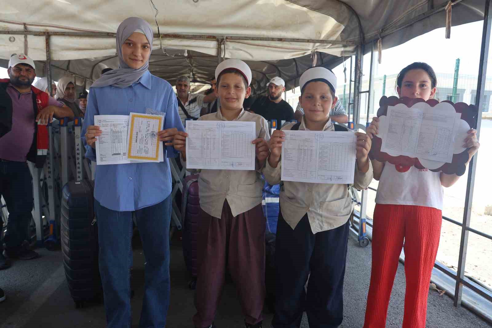 Evlatları karnelerini alan Suriyeli aileler ülkelerine dönüyorlar 