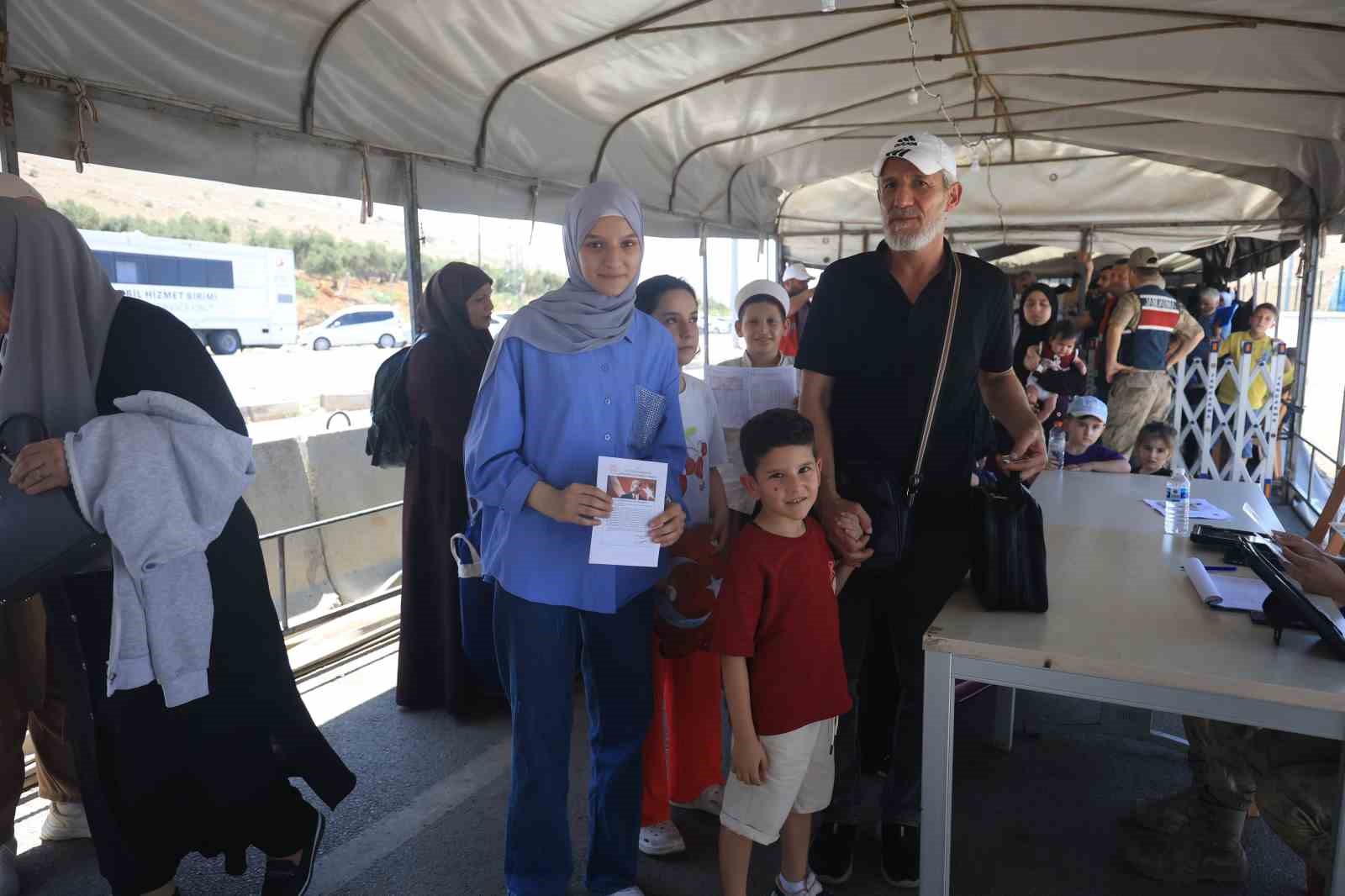 Evlatları karnelerini alan Suriyeli aileler ülkelerine dönüyorlar 