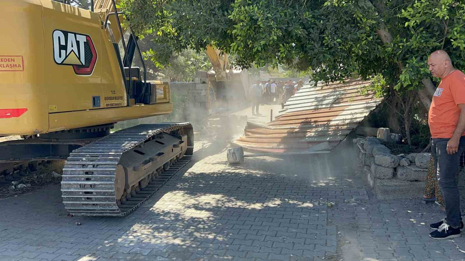 Kaçak yapı yıkımında gerginlik: 1 yaralı, 2 gözaltı 