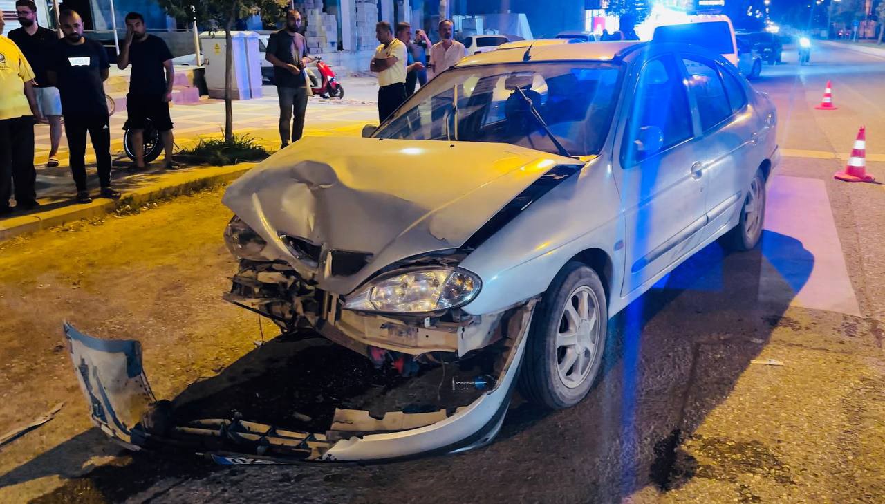 Otomobil park halindeki araçlara çarptı: 4 yaralı 