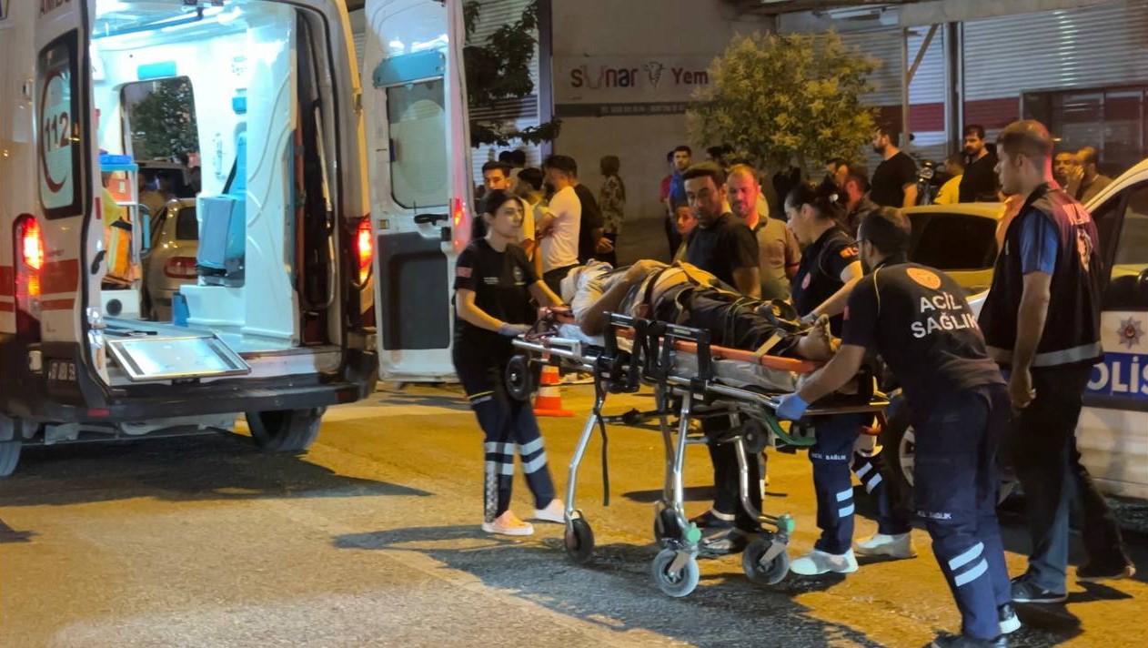 Otomobil park halindeki araçlara çarptı: 4 yaralı 