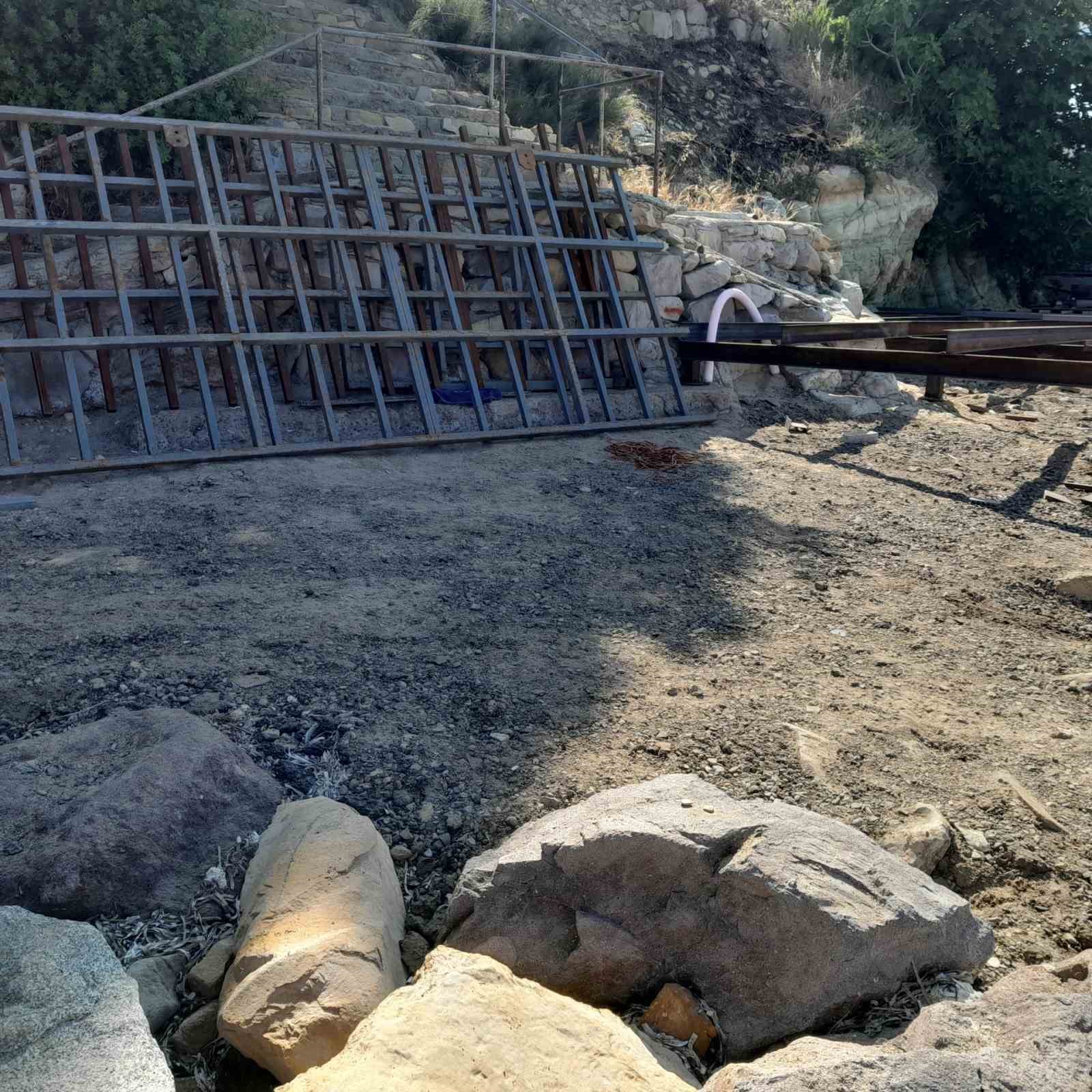Burhaniye’de Pelitköy İçmeler Sahili sakinleri kıyı işgaline tepkili 
