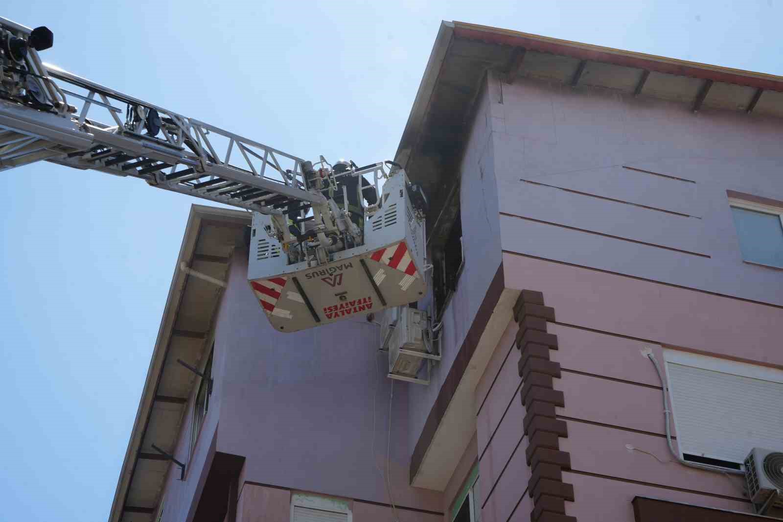 Antalya’da yangın paniği, apartman dumanla kaplandı, yaşlı çift kurtarıldı 