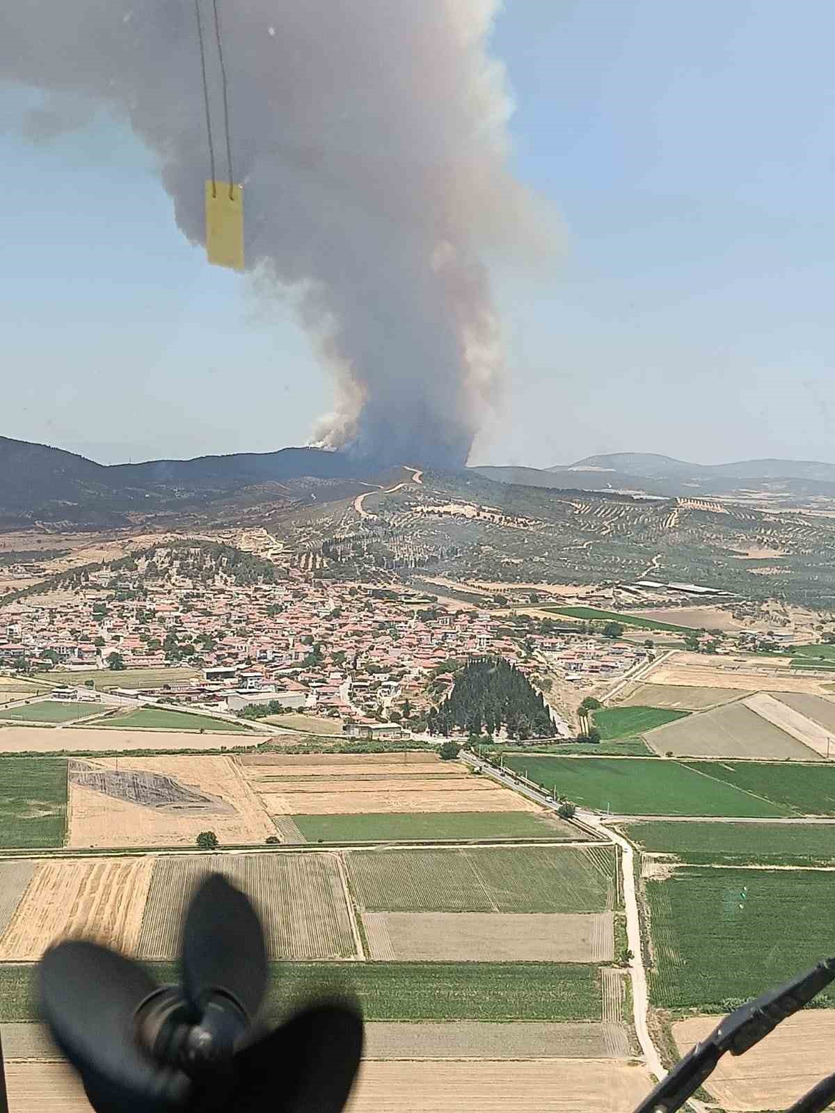 Foça’da orman yangınına havadan 11 uçakla müdahale 