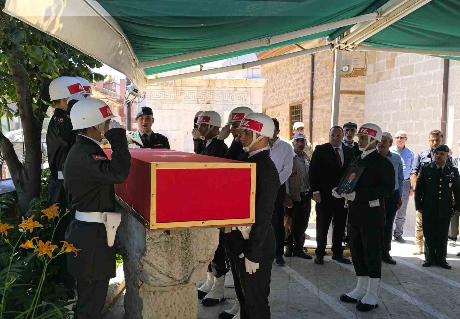 Vefat eden Kıbrıs gazisi toprağa verildi 