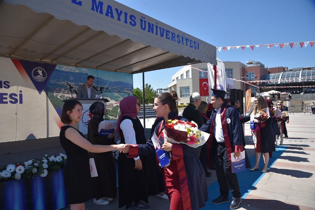 OMÜ İİBF’de mezuniyet sevinci 