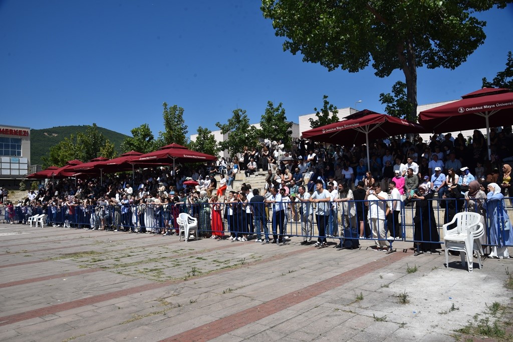 OMÜ İİBF’de mezuniyet sevinci 