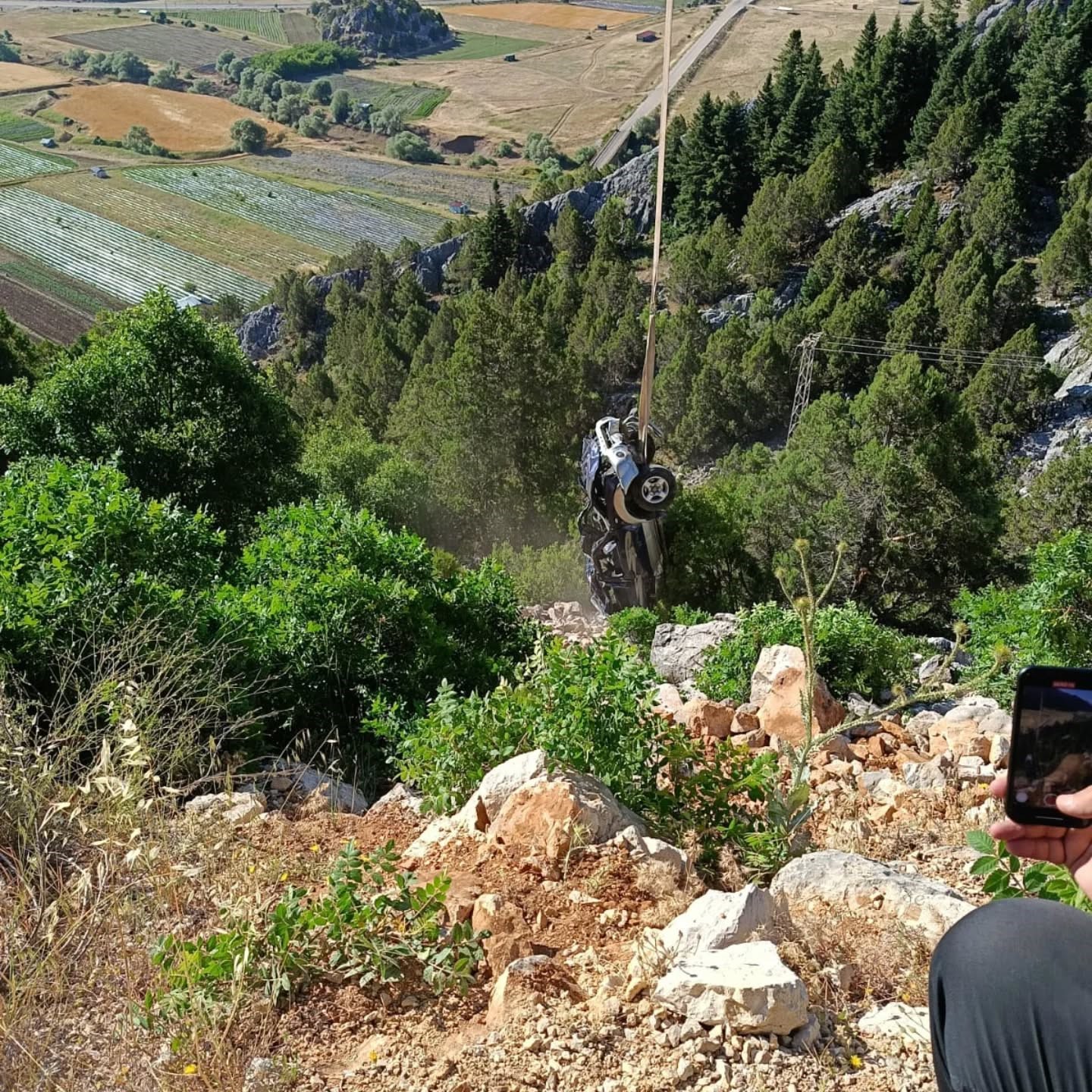 Uçuruma yuvarlanan kamyonetin sürücüsü hayatını kaybetti 