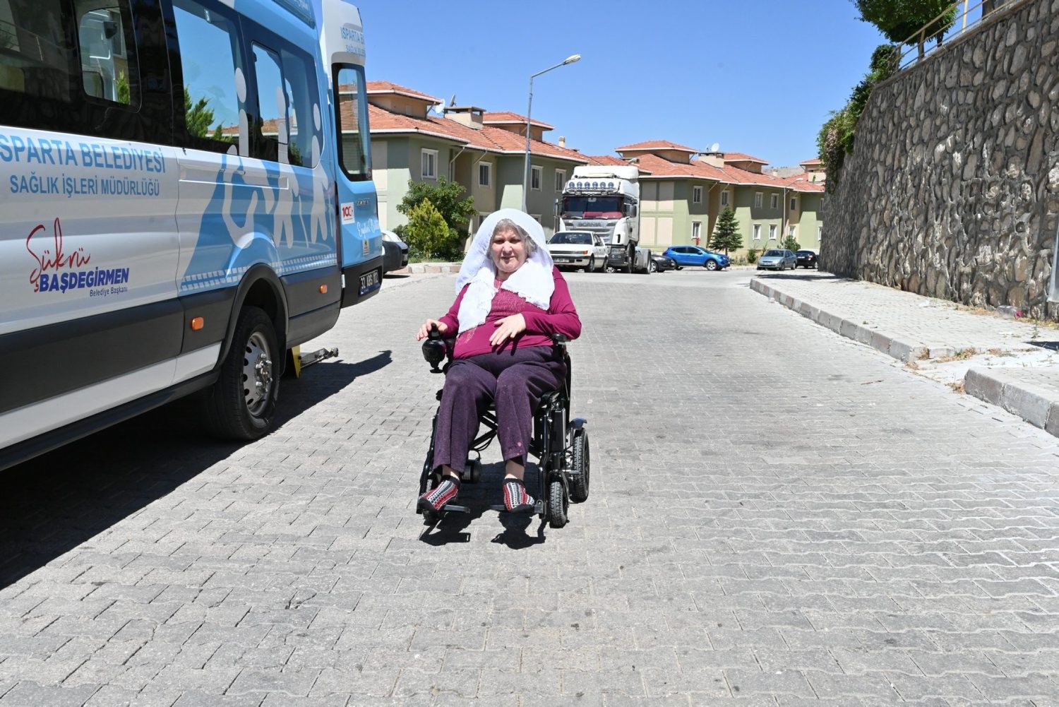 Engelli vatandaş akülü tekerlekli sandalye ile hayata yeni bir adım attı 