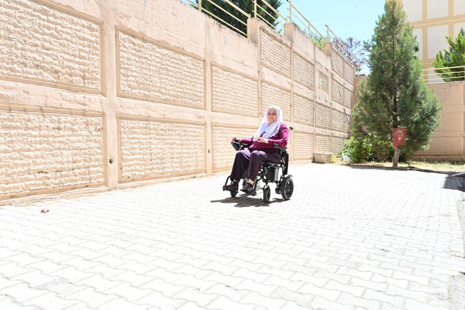 Engelli vatandaş akülü tekerlekli sandalye ile hayata yeni bir adım attı 