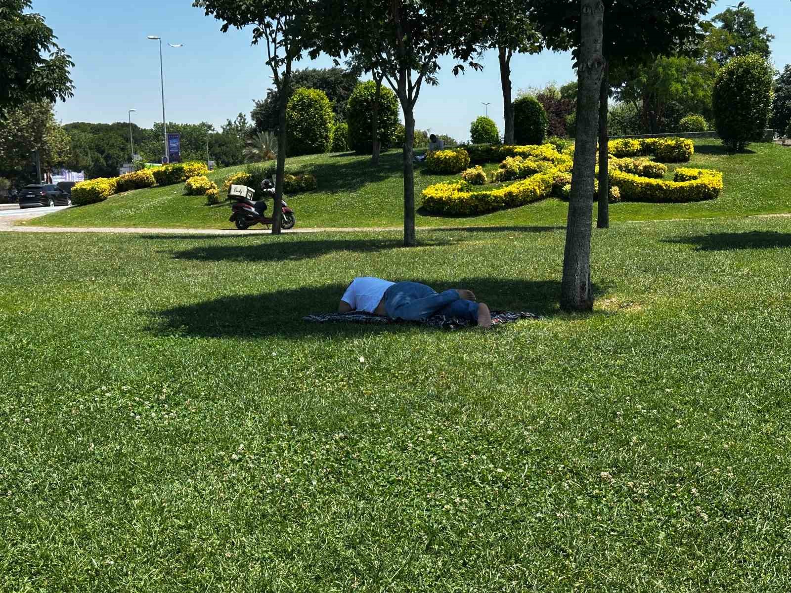 İstanbul’da sıcak hava bunalttı: Caddebostan sahile akın ettiler 