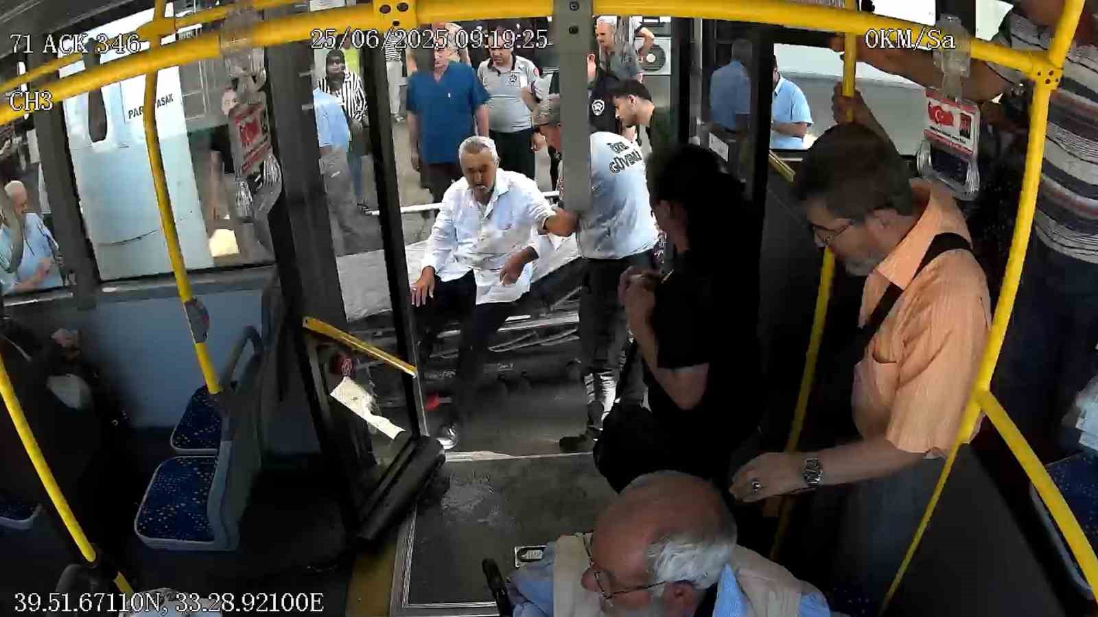Otobüs şoförü fenalaşan yolcuyu hastaneye yetiştirmek için zamanla yarıştı 