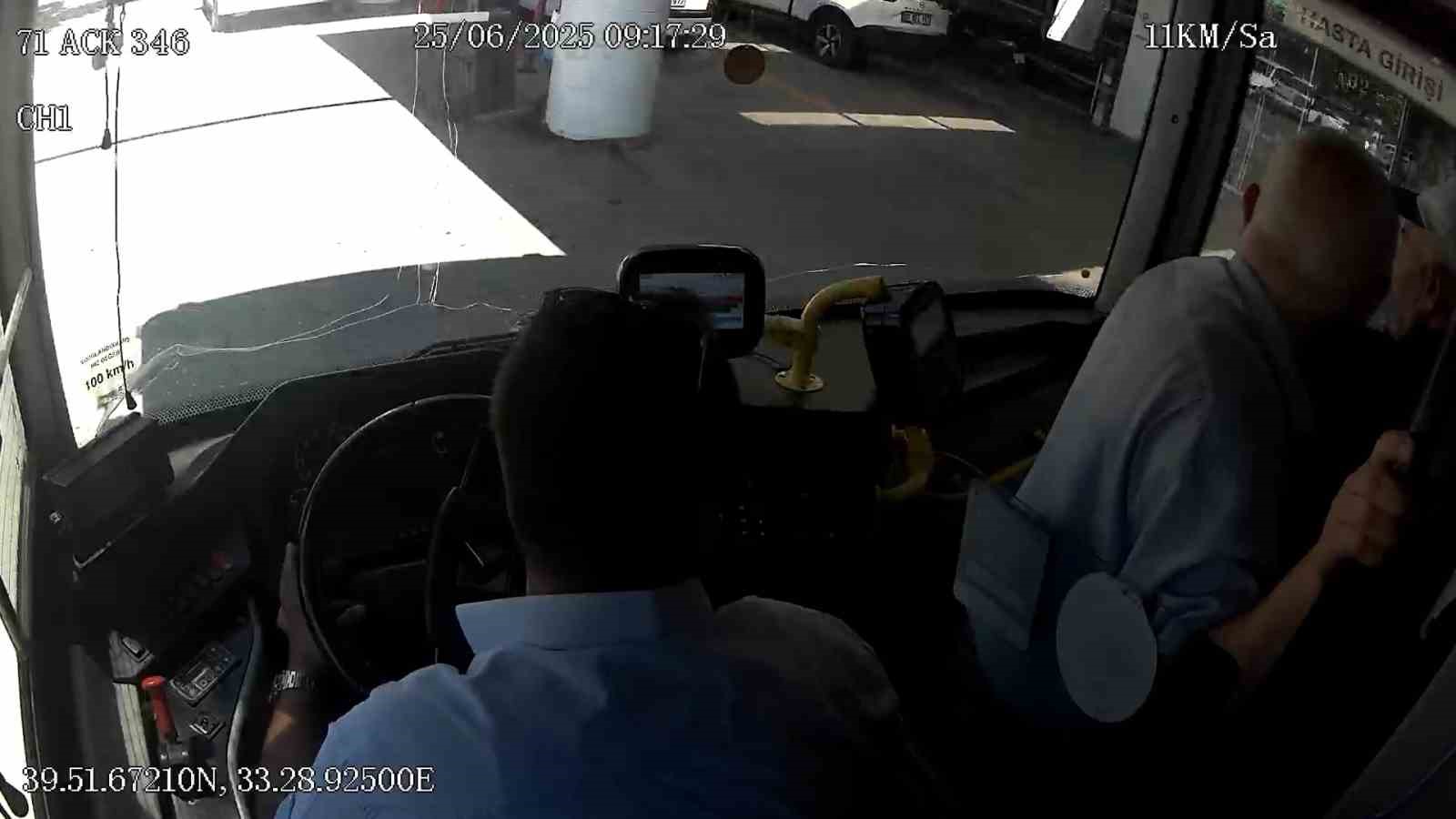 Otobüs şoförü fenalaşan yolcuyu hastaneye yetiştirmek için zamanla yarıştı 