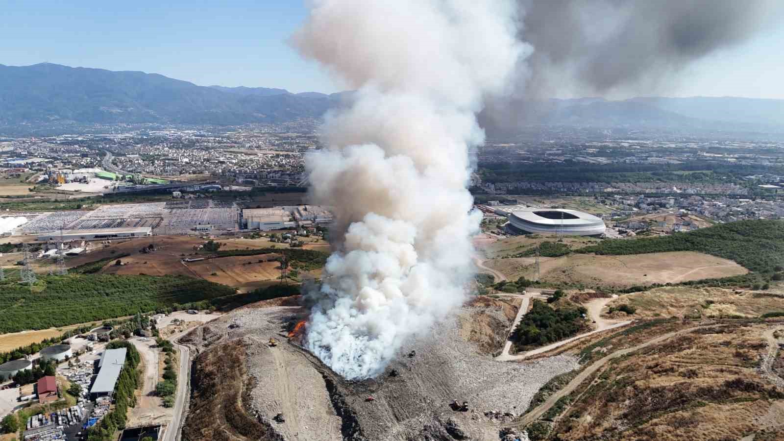 Çöp döküm sahasında yangına müdahale sürüyor 
