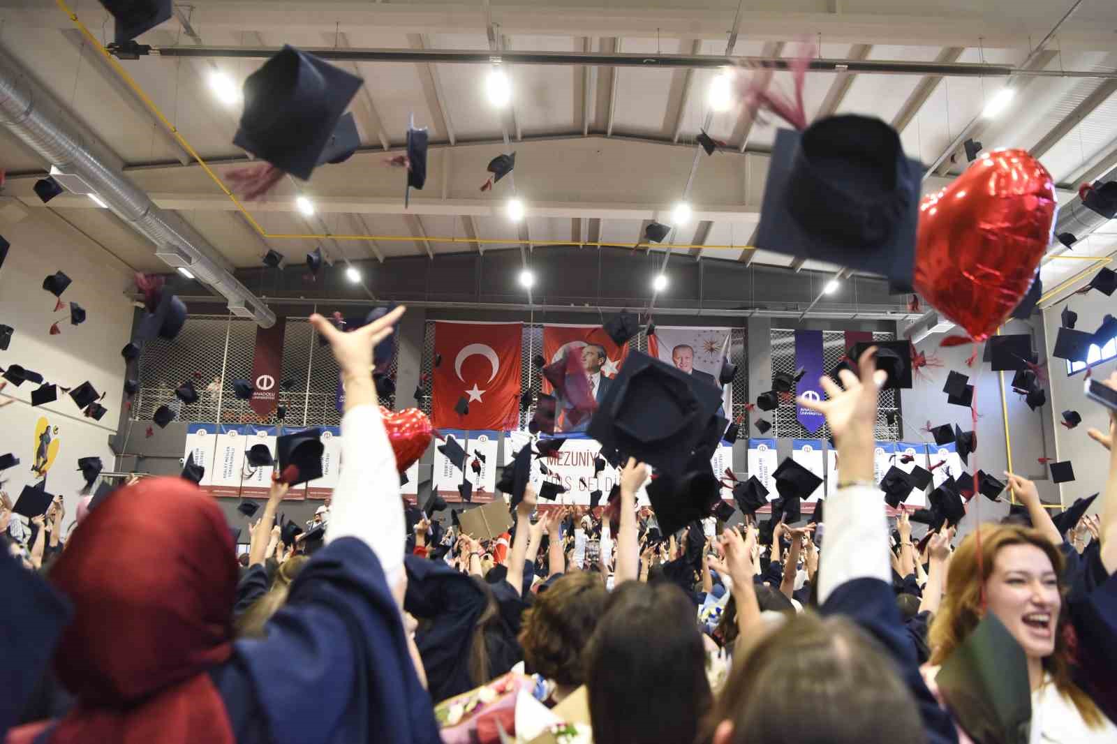 Anadolu Üniversitesi mezuniyet törenleri tüm hızıyla devam ediyor 