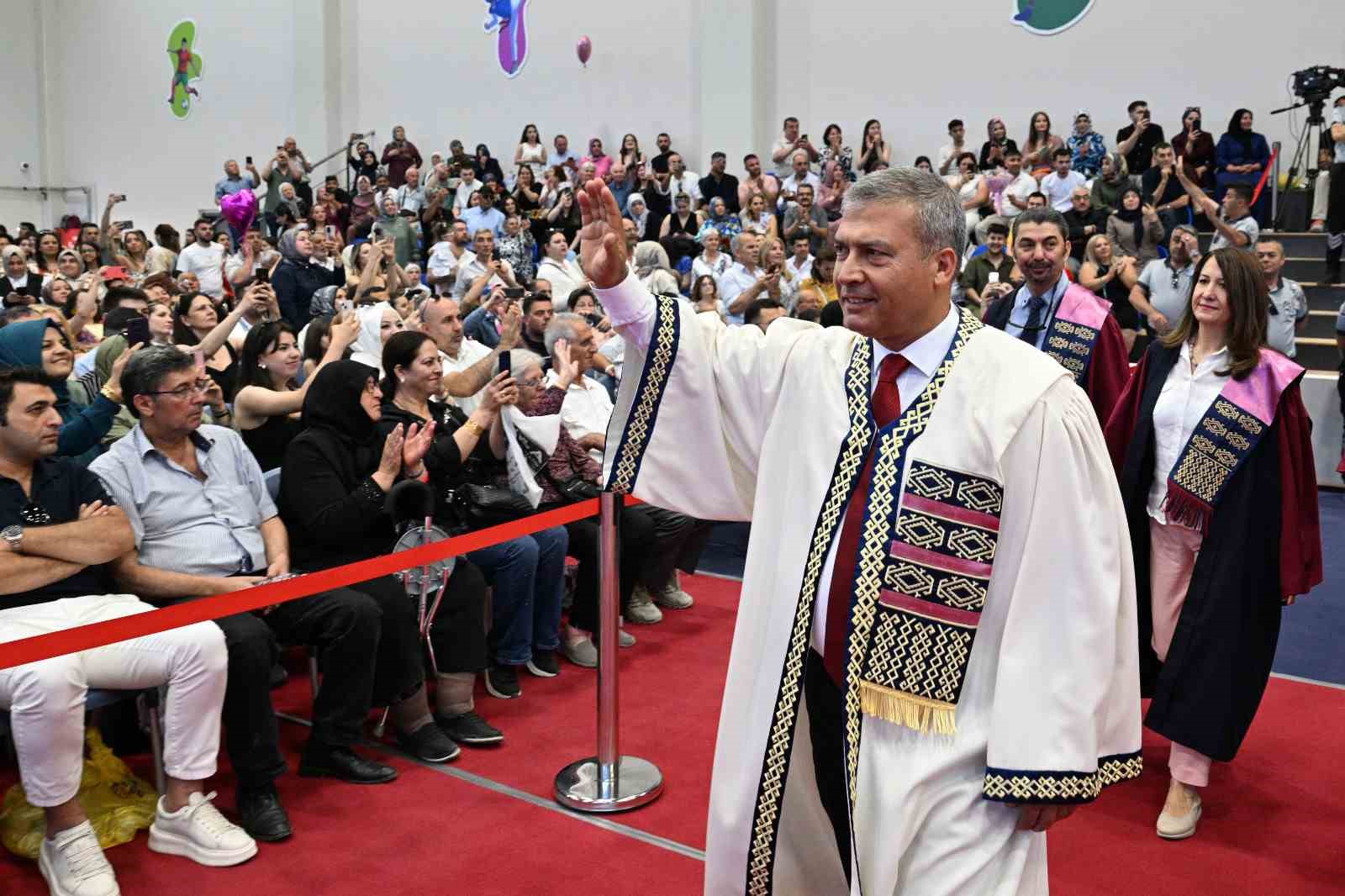 Anadolu Üniversitesi mezuniyet törenleri tüm hızıyla devam ediyor 