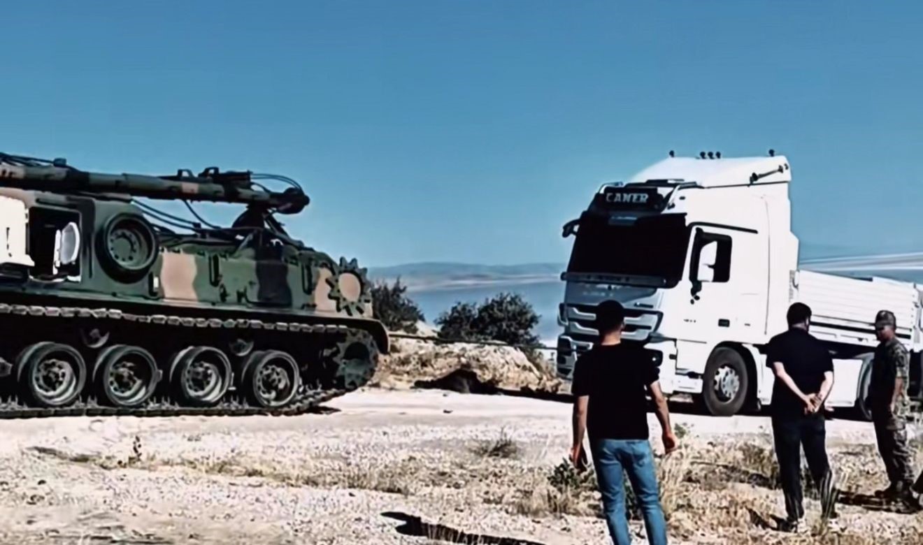 Yolda kalan tırların imdadına zırhlı tank yetişti 