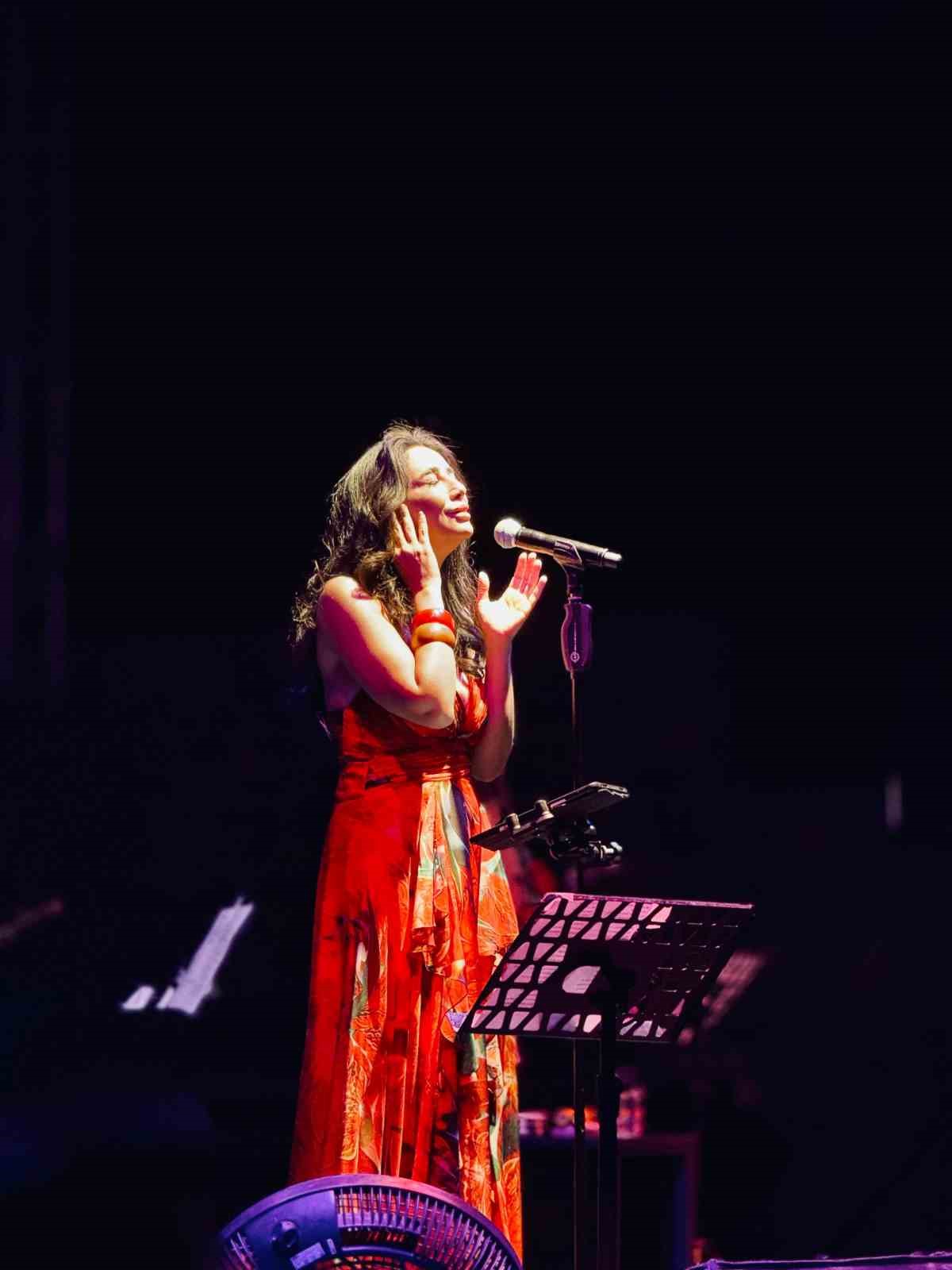 Ünlü sanatçı Gürman, Bodrum’da müzikseverlerle unutulmaz bir gece yaşattı 