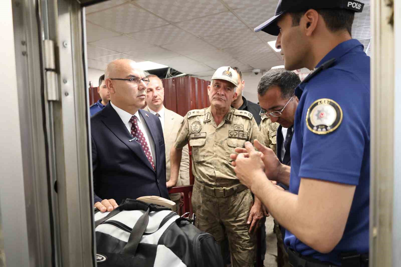 Ağrı Valisi Koç, Doğubayazıt’ta sınır güvenliği incelemelerinde bulundu 