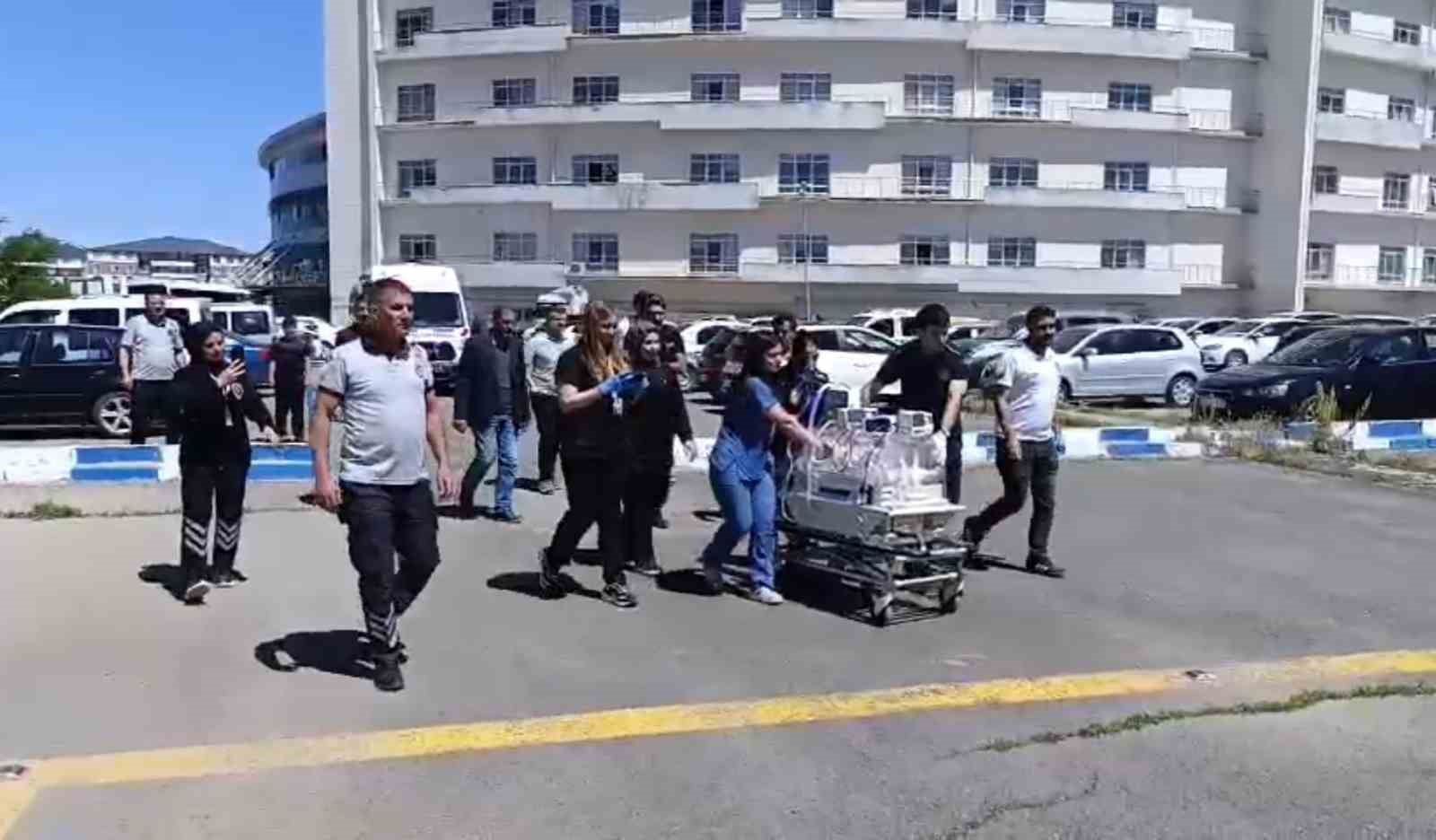 Ağrı’da solunum sıkıntısı yaşayan bebek helikopter ambulansla Tatvan’a sevk edildi