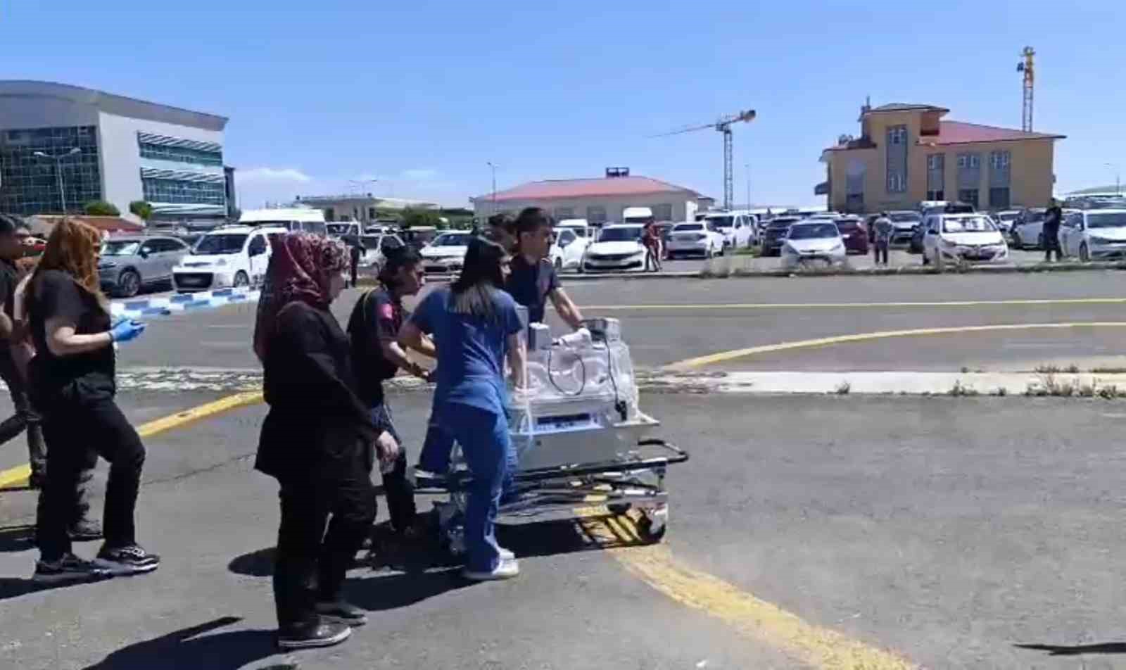 Ağrı’da solunum sıkıntısı yaşayan bebek helikopter ambulansla Tatvan’a sevk edildi 