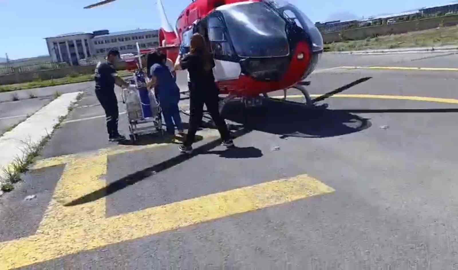 Ağrı’da solunum sıkıntısı yaşayan bebek helikopter ambulansla Tatvan’a sevk edildi 