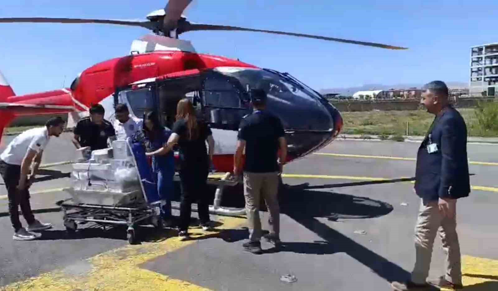 Ağrı’da solunum sıkıntısı yaşayan bebek helikopter ambulansla Tatvan’a sevk edildi 