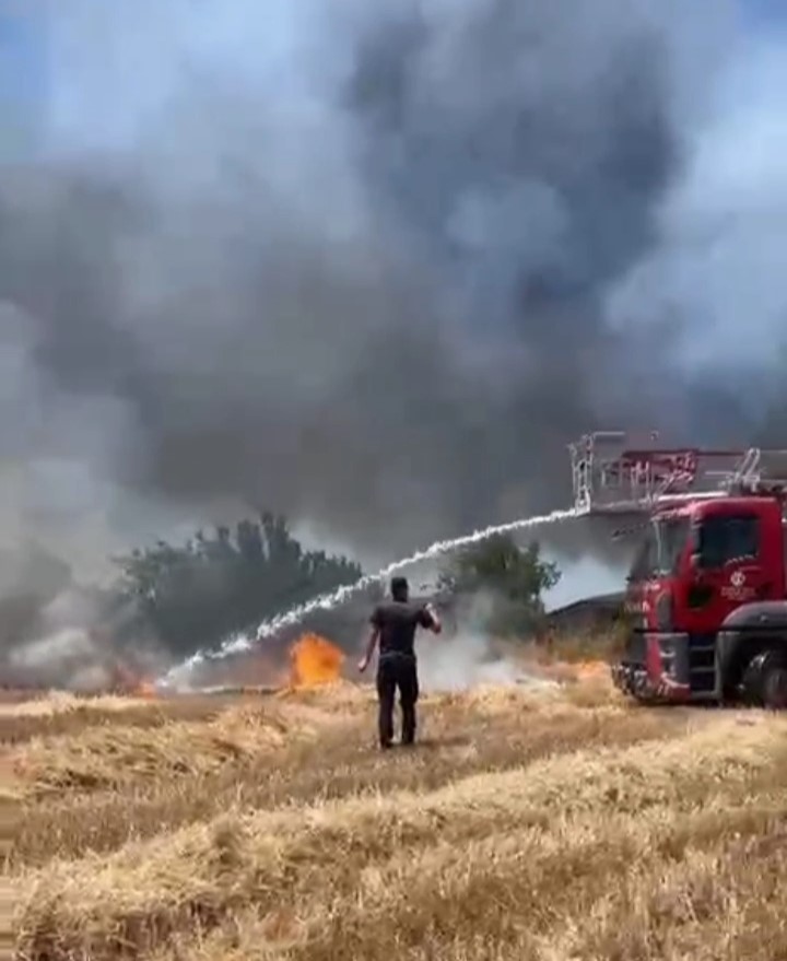 Edirne’de tarla yangını evlere sıçradı: 3 ev küle döndü 