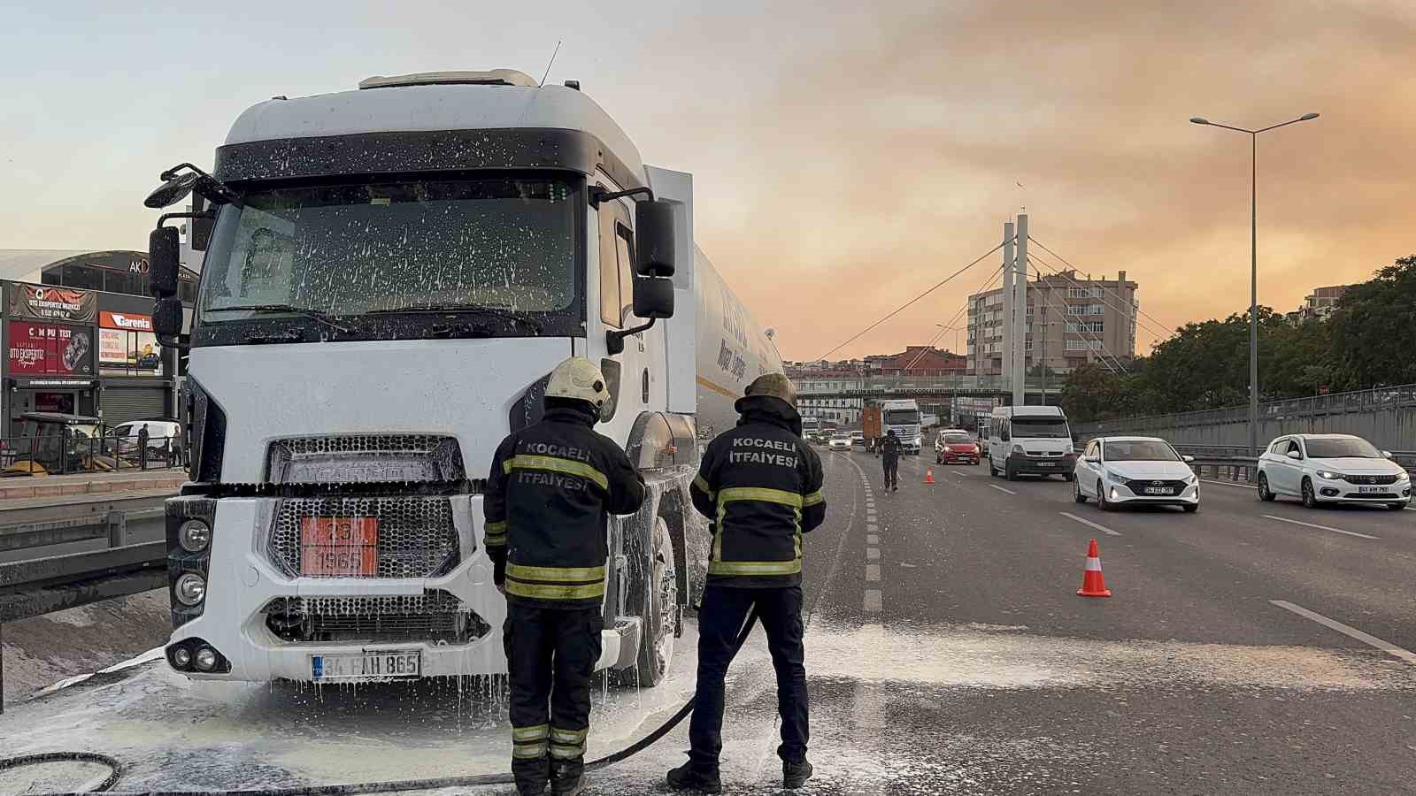 Gaz yüklü tankerin motorunda çıkan yangın korkuya neden oldu 