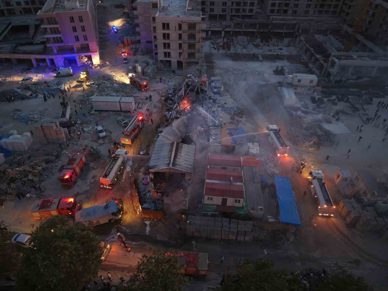 İşçilerin kaldığı prefabrik yatakhane alevlere teslim oldu