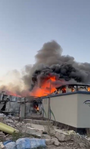 İşçilerin kaldığı prefabrik yatakhane alevlere teslim oldu 