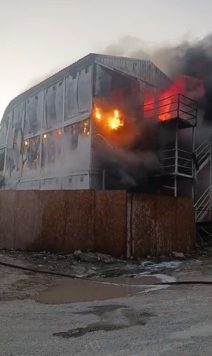 İşçilerin kaldığı prefabrik yatakhane alevlere teslim oldu 