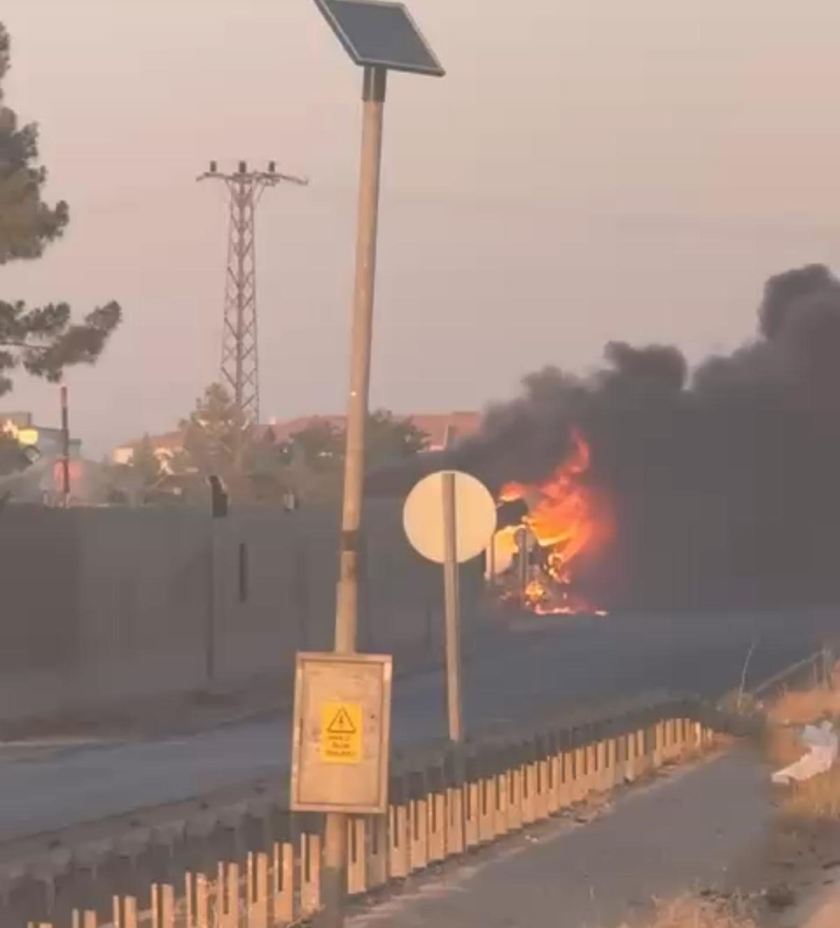Anız yangını seyir halindeki yakıt yüklü tankere sıçradı, kilometrelerce araç kuyruğu oluştu 