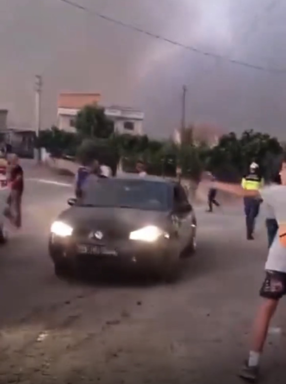 Aliağa’daki yangın Foça’ya doğru genişledi, bazı evler tahliye edildi 