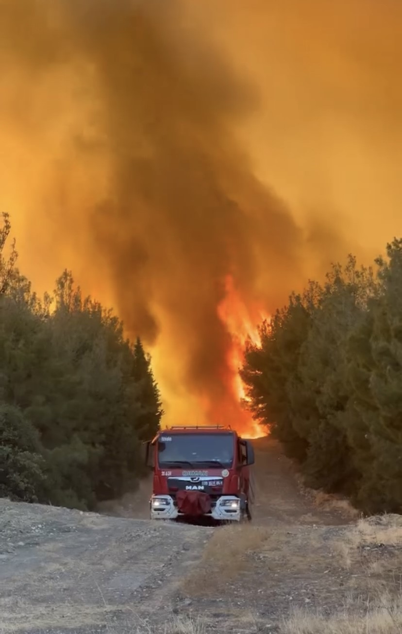 Aliağa’daki yangın Foça’ya doğru genişledi, bazı evler tahliye edildi 