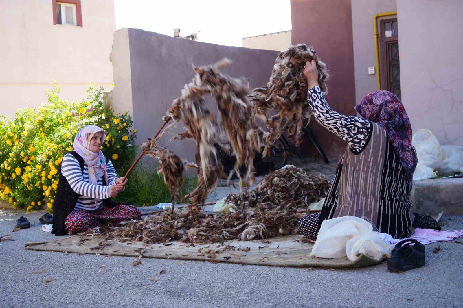 Kollar sağlık için sıvandı: Bayburtlu kadınların yün çırpma mesaisi başladı 