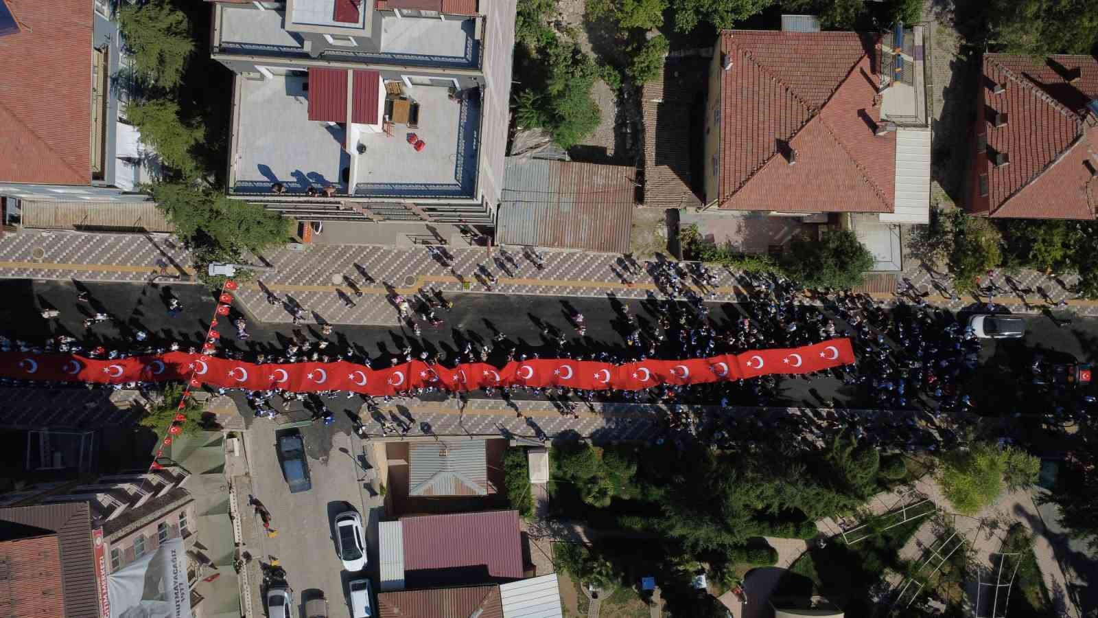 Demirci’de mezuniyet coşkusu, öğrenciler karanfillerle uğurlandı 