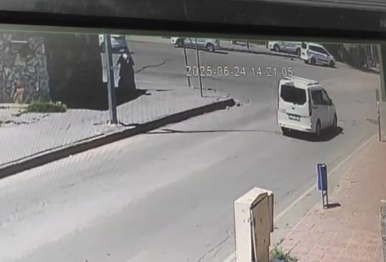 Otomobil ile kamyonetin çarpıştığı kaza güvenlik kamerasına yansıdı 