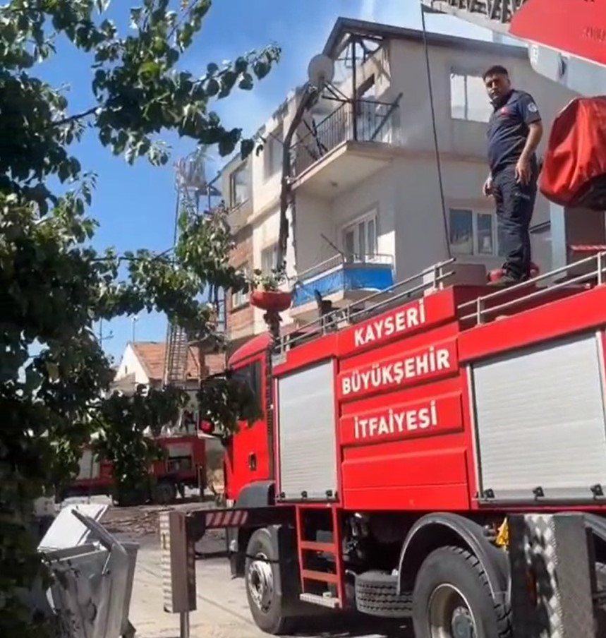 İki katlı evde çıkan yangın korkuttu 