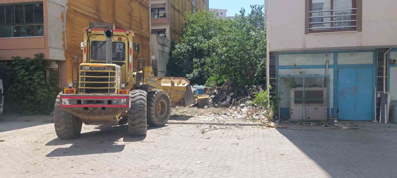 Yalnız yaşayan yaşlı kadının evinden 13 kamyon çöp çıktı 